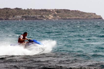 Jetski-Fahrer im Meer vor Mallorca (Archivfoto).