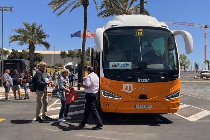 FTI-Urlauber bei der Ankunft am Flughafen Palma de Mallorca.