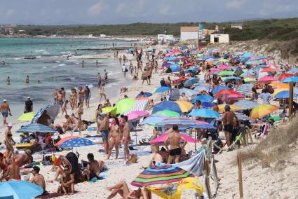 Die Playa Es Trenc zählt unter Einheimischen und Urlauber zu den meist frequentierten Strände auf Mallorca.