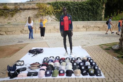 Afrikanischer Straßenhändler nahe der Kathedral von Palma.