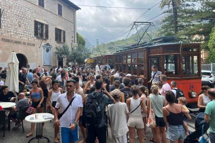 Menschenmassen am Montag vor der historischen Straßenbahn in Sóller auf Mallorca.