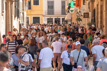 Touristen auf Menorca