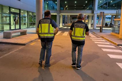 Die Nationalpolizei rückte in Son Espases an und hinderte etwa 50 Personen daran, das Krankenhaus zu betreten.