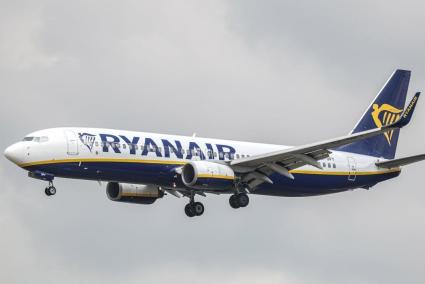 Ryanair-Jet im Landeanflug.