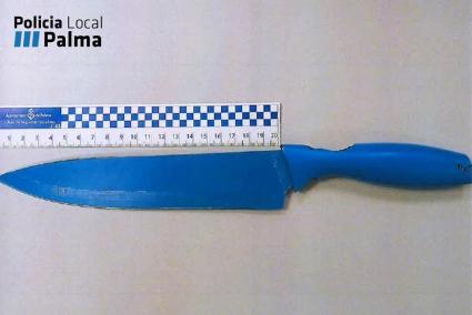 Die Polizei beschlagnahmte bei dem Täter ein Messer mit einer 20 Zentimeter langen Klinge