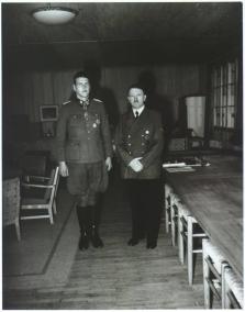 Otto Skorzeny mit Adolf Hitler.