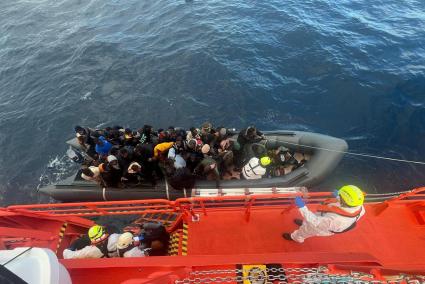 Vor den kanarischen Inseln ist ein Baby am Dreikönigstag auf einem Flüchtlingsboot geboren worden.