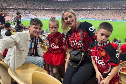 Mit ihren drei Kindern ist die spanische Spielerfrau nach Saudi-Arabien, um ihren Gatten beim Spiel im Supercopa-Halbfinale zu unterstützen.