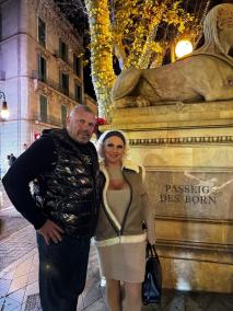 Caro und Andreas Robens an einem Winterabend in der Altstadt von Palma. Für die beiden Fitness-Influencer stehen beruflich 2025 viele neue, teils internationale Projekte an.