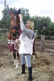 Die Wahlmallorquinerin  Heike Rigbers mit ihrer Stute „Catarina Z” auf dem Pferdehof Club Hípico Son Reus bei Palmanyola.