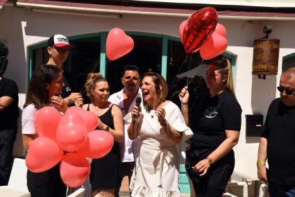 Dani Büchner (im weißen Kleid) beim Re-Opening ihrer Bar „Faneteria” in Cala Millor, die in der Folge am Samstag vor der Eröffnung steht.