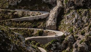 Ein Ausflug in die Tramuntana bietet traumhafte Straßen und Ausblicke.
