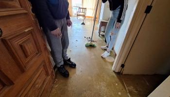 "Okupas" beim Zusammenfegen von Müll.