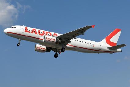 Lauda-Flieger am Himmel über Mallorca.