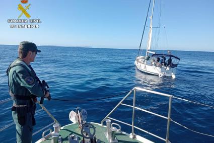 Die Guardia Civil beim Aufbringen der gestohlenen Yacht ein paar Meilen südlich von Cabrera