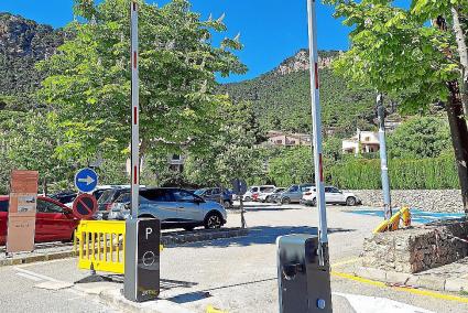 Der Residenten-Parkplatz befindet sich direkt an der Hauptstraße, der Avinguida de Palma