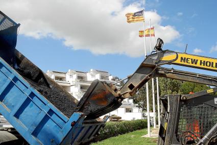 Unmittelbar an der Apartmentanlage Ciudad Blanca in Alcúdia wird in diesen Tagen die Strandpromenade geteert.