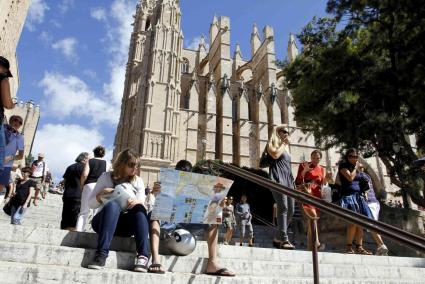 Mallorca-Besucher vor der Kulisse der Kathedrale in Palma.