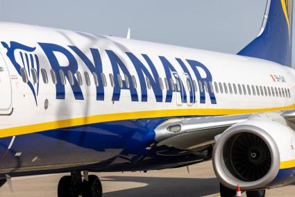 Blick auf einen Ryanair-Flieger