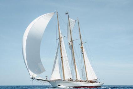 Mit knapp 70 Meter bietet die Privatyacht unter vollen Segeln einen spektakulären Anblick