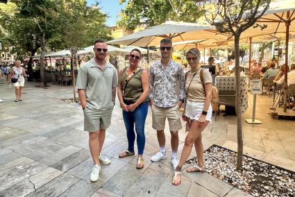 Die beiden auf Mallorca arbeiteten Damen Yvonne und Sarah verbringen mit ihren Freunden Sebastian und Roman trotz Hitze einen schönen Tag in Palma.(v.l.n.r.)