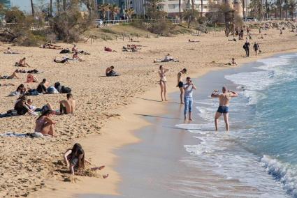 Badende am Strand von Can Pere Antoni.
