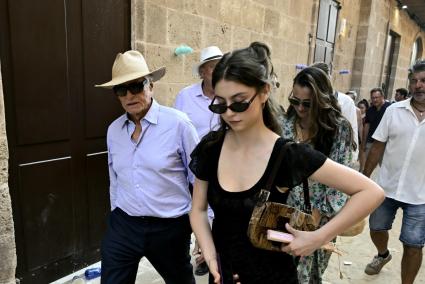 Michael Douglas mit seiner Tochter (vorn) auf Menorca.