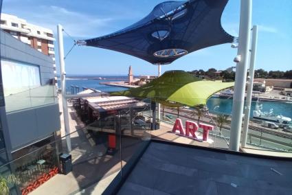 Von der Restaurantterrasse aus hat man den uralten Leuchtturm immer fest im Blick.