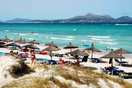Mit diesem hinterhältigen Trick klauten Taschendiebe älteren Touristen auf Mallorca-Traumstrand ihre Geldbörsen