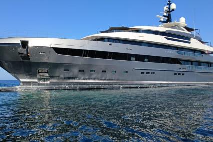 Über 60 Meter lange Megayacht läuft vor Formentera auf Sandbank