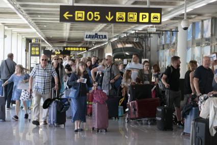 Reisende am Flughafen von Mallorca.