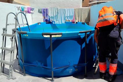 Pool mit sechs Tonnen Wasser einfach auf Terrasse gestellt: Mehrfamilienhaus in Palma bricht fast zusammen