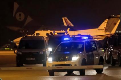Beamte der Guardia Civil erreichten rasch die Unfallstelle am Flughafen Son Sant Joan.