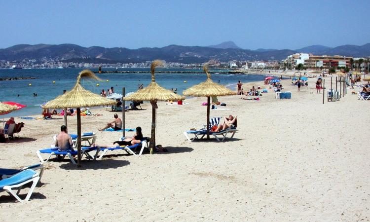 Blick auf den Strand von Ciutat Jardí.