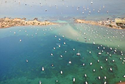 Man sieht das Meer vor lauter Booten kaum: Ein Sommertag auf Formentera.