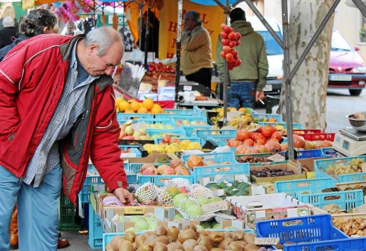 "Sind die auch ganz frisch?" Kritisch beäugt dieser Marktbesucher Obst an einem der vielen Stände. 