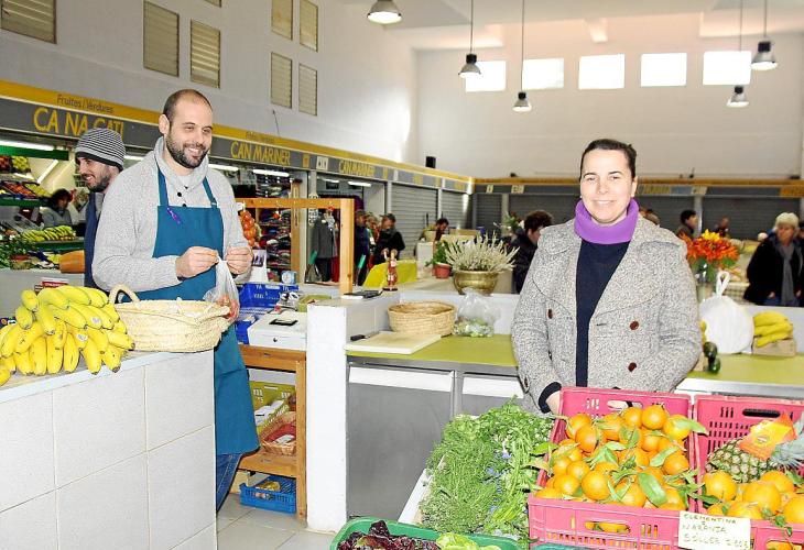 Eva Llorente und Xisco Martínez (links) haben vor allem Obst und Gemüse im Angebot. 