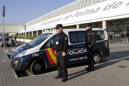 Das Symbolbild zeigt Polizeibeamte am Flughafen von Palma de Mallorca.