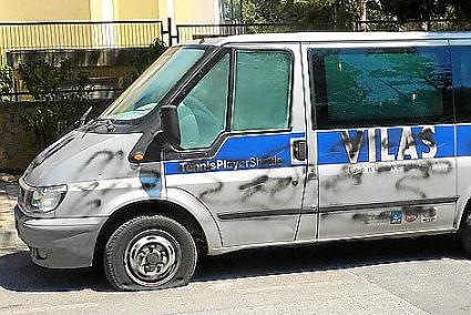 Der Kleinbus der Tennisschule wurde mehrfach Zielscheibe von Zerstörungswut.