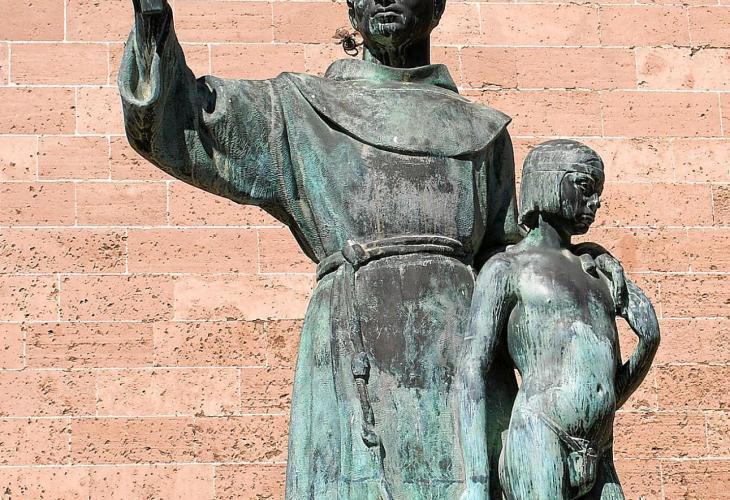 Die Bronzestatue vor der Basilika Sant Francesc in Palma zeigt Junípero Serra als Missionar mit einem Indianerjungen.