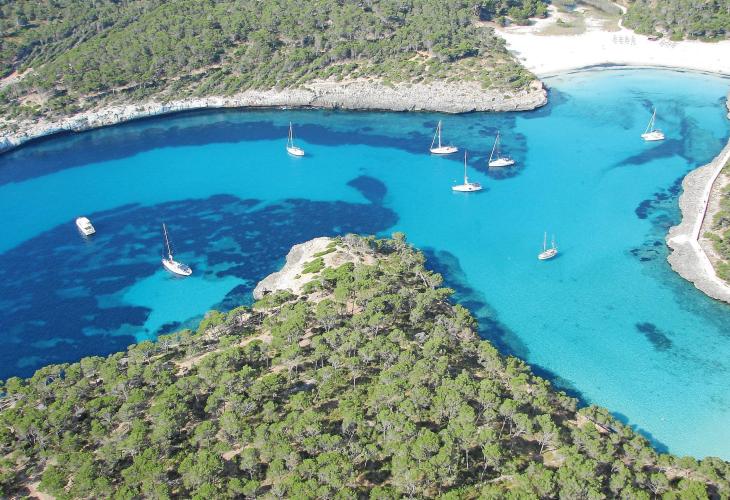 Weite Küstenstrecken ohne Hotels oder Ferienhäuser: Die Naturschutzauflagen bewahren Cala Mondragó vor neuer Bebauung und Waldro