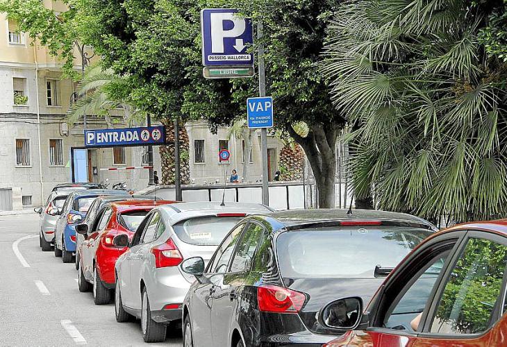 Wir wollen hier rein: Lange Schlange am Paseo Mallorca in Palma. Künftig wird es auch hier teurer.