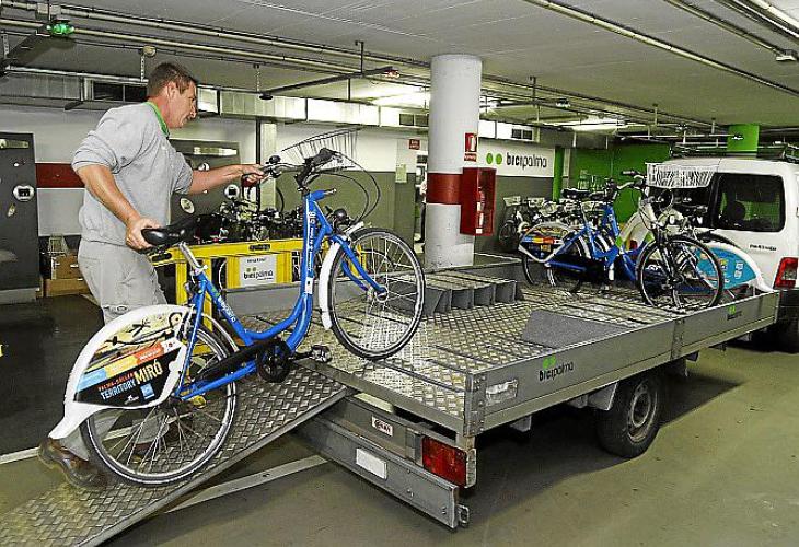 Mit einem Anhänger werden die Fahrräder in die Werkstatt oder zu anderen Ausleihstationen gefahren