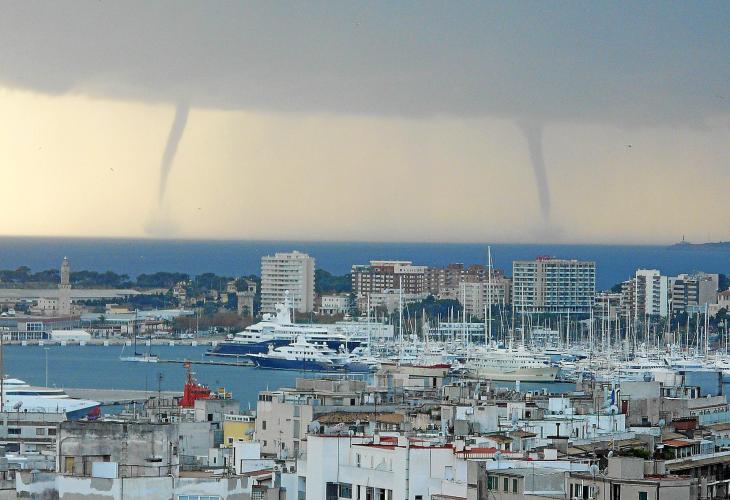 Diese zwei Wirbelstürme, sogenannte Wasserhosen, wüteten 2008 über dem Meer vor Palma