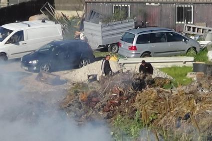 Wenn Gartenabfälle verbrannt werden, qualmt es. 