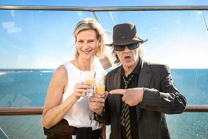 Prost mit Eierlikör: Panik-Rocker Udo Lindenberg mit Wybcke Meier, CEO von TUI Cruises, am Wochenende auf der "Mein Schiff 3".