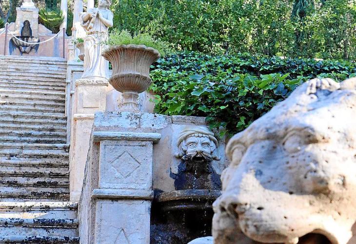 Vielleicht eine der berühmtesten Treppen Mallorcas: Der Aufgang vom Herrenhaus in den Apollo-Garten, eine Skulptur des römischen