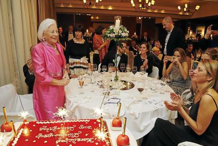 Das Geburtstagskind war ganz gerührt: Als Elfy Egger am Dienstag ihren 90. feierte, kamen die Gäste aus aller Welt zum Gratulier