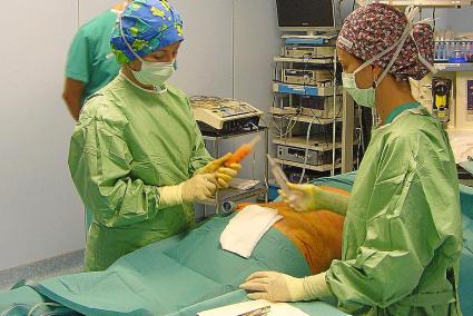 Dr. Esther Lliro bei einer Liposuktion in der Clínica Juaneda in Palma.