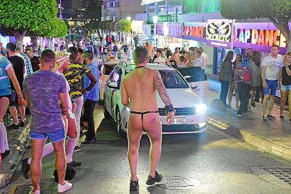 MAGALUF - EL CIERRE DE LA DISCOTECA BCM DESVÍA A MÁS TURISTAS A PUNTA BALLENA.